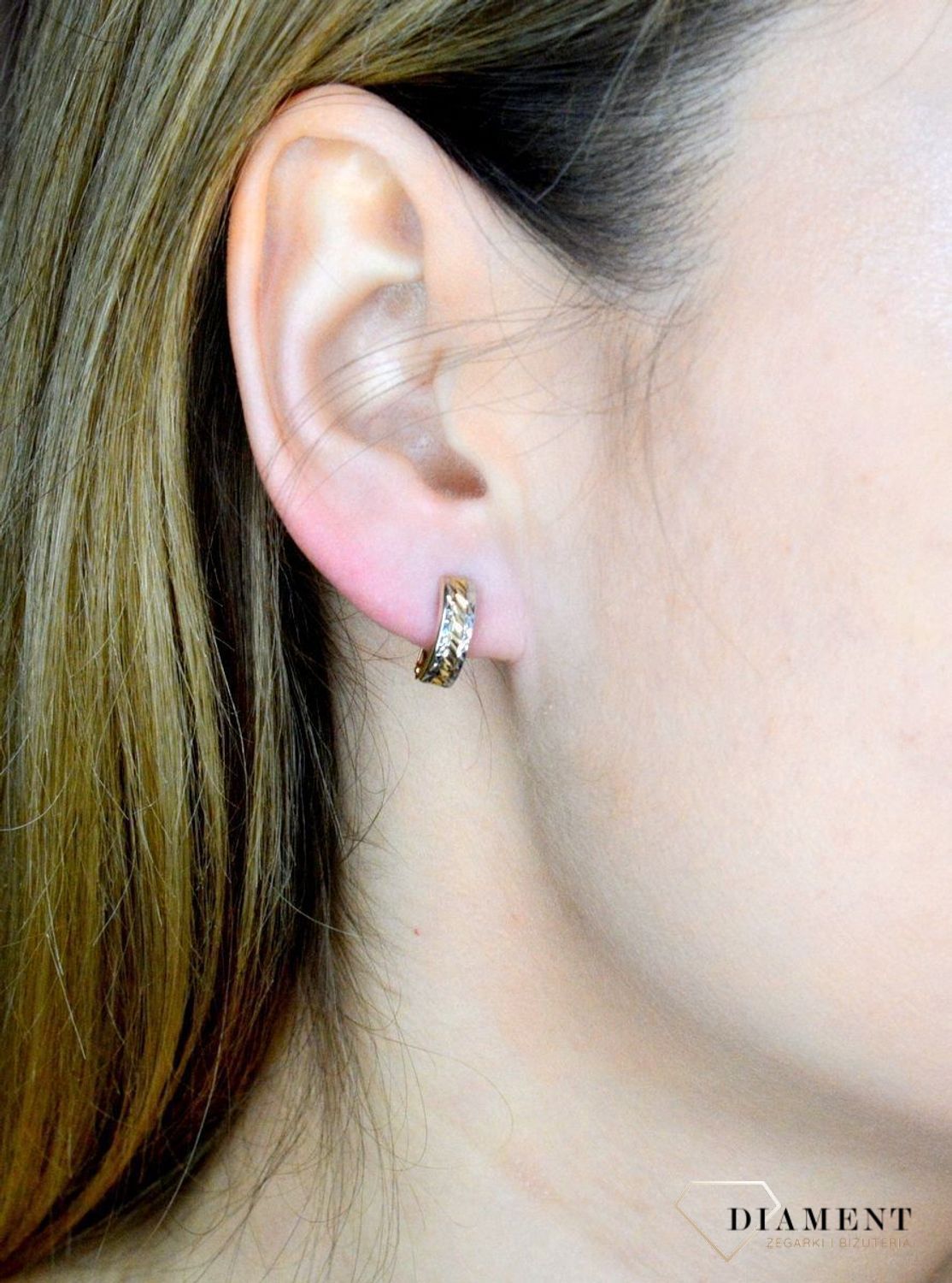 Złote kolczyki 375 angielskie z grawerowaniem i białym złotem KL 6089A 375. Złote kolczyki wykonane z najwyższej jakości żółtego złota, próba 375, waga około 1,05 gram. Kolczyki w minimalistycznym stylu, wpisujące się w obecne trendy.jpg